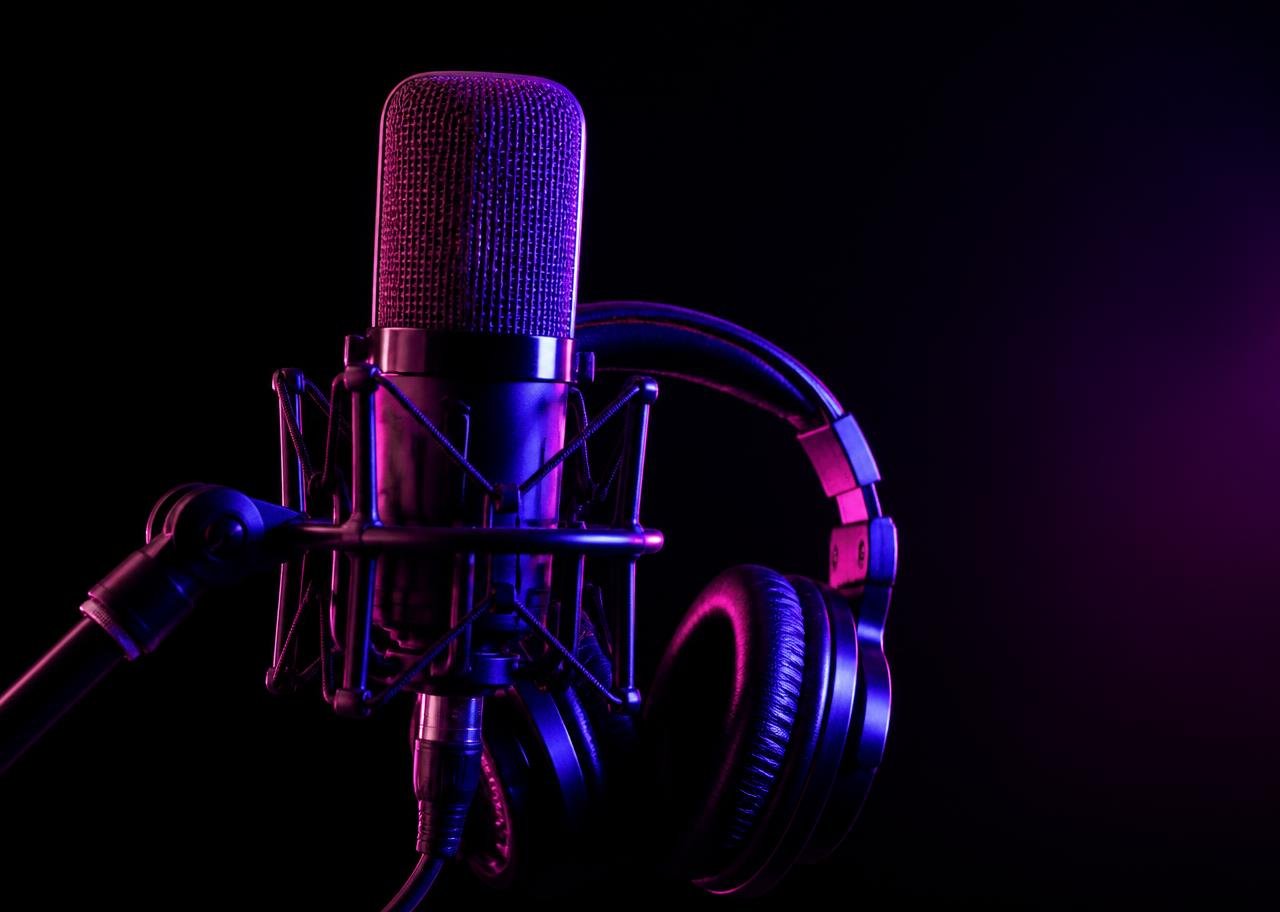 Micrófono de estudio de VOXA RADIO iluminado con luces moradas